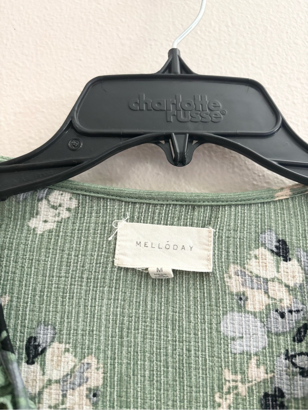 5/$15 🩷 MELLODAY Sage Green Floral Ruffle V-Neck Blouse - Picture 3 of 5